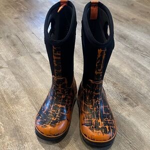 Youth Bogs Size 2 Orange and Black Boots